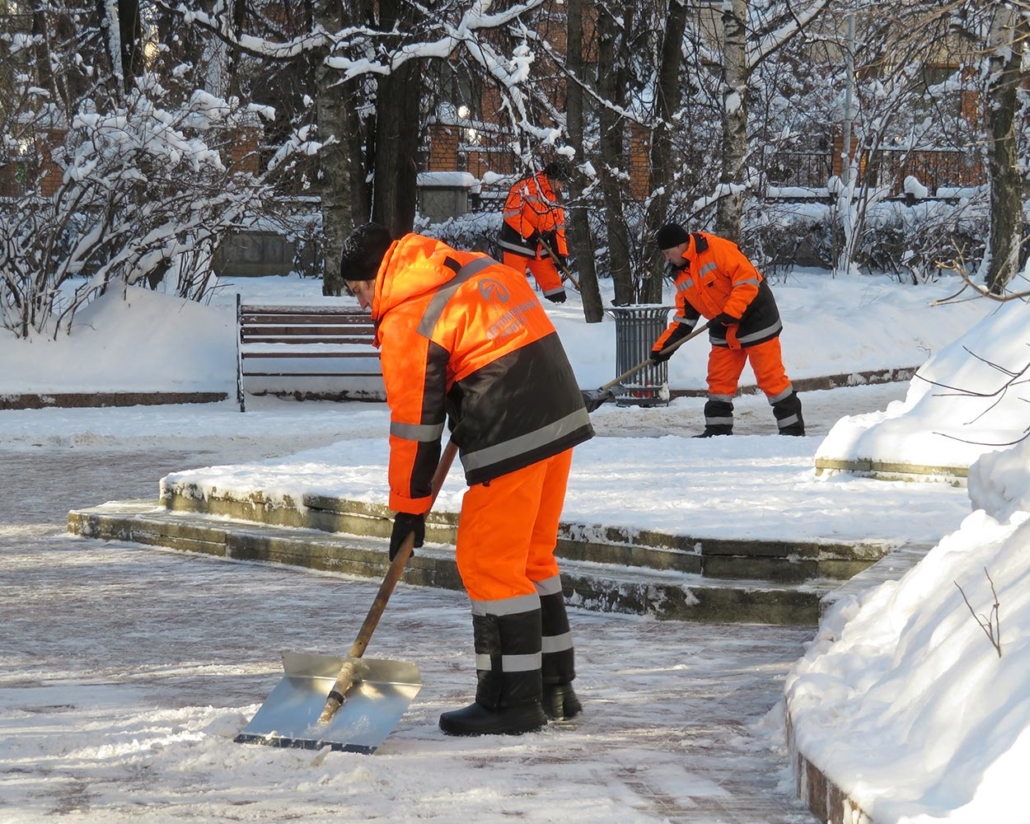 Winterdienst App: StraKo Winterdienst. Titelbild mit kommunalen Bauhofmitarbeitern beim Winterdienst.